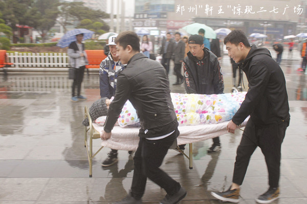 鼾声震天，郑州“鼾王”惊现二七广场